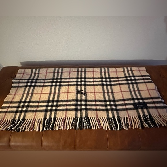 Authentic Burberry Classic Nova Check Scarf, lap blanket, shawl 100% pure wool - Picture 9 of 15